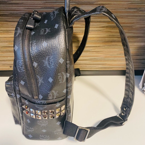 MCM 100% authentic backpack size 13.5 X 10.5 unisex - Picture 7 of 7